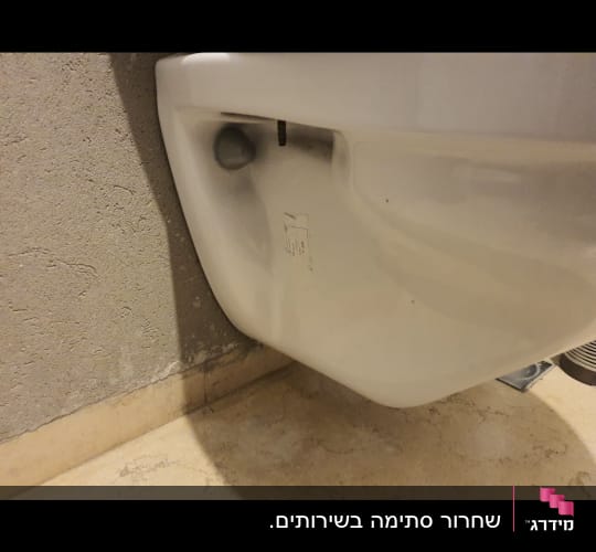 חיבור אסלה לקיר עם ברגים וצינור פלסטיק